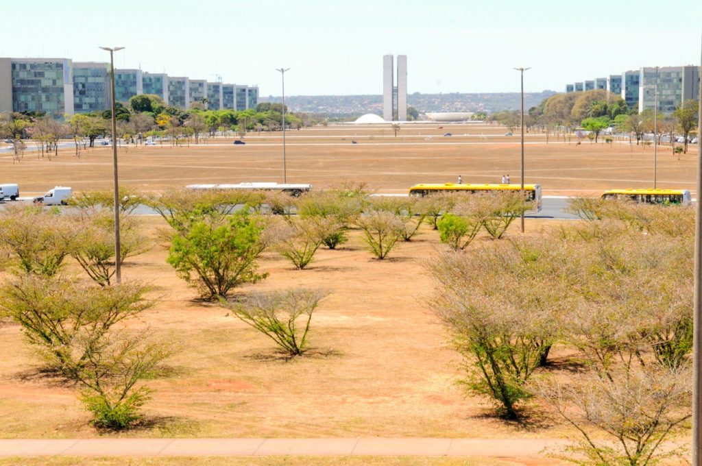 As recomendações da Defesa Civil incluem o aumento da ingestão de líquidos, principalmente pelos jovens e idosos, que são os grupos que mais sofrem com a baixa umidade do ar | Foto: Paulo H. Carvalho/Agência Brasília